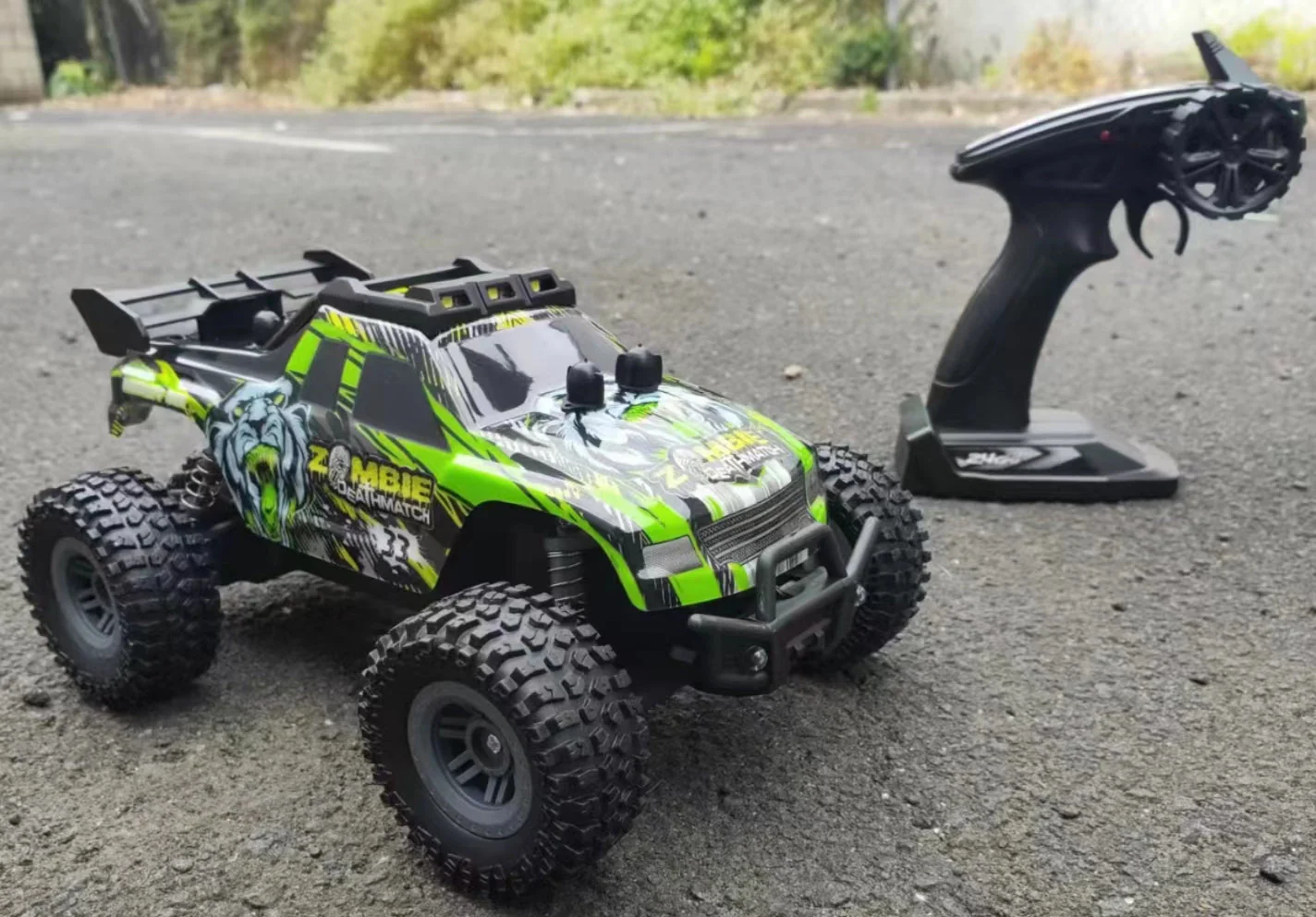 2.4GHz Rechargeable Remote Control Mountain Racing Car 15KM/H with Light - Image 2