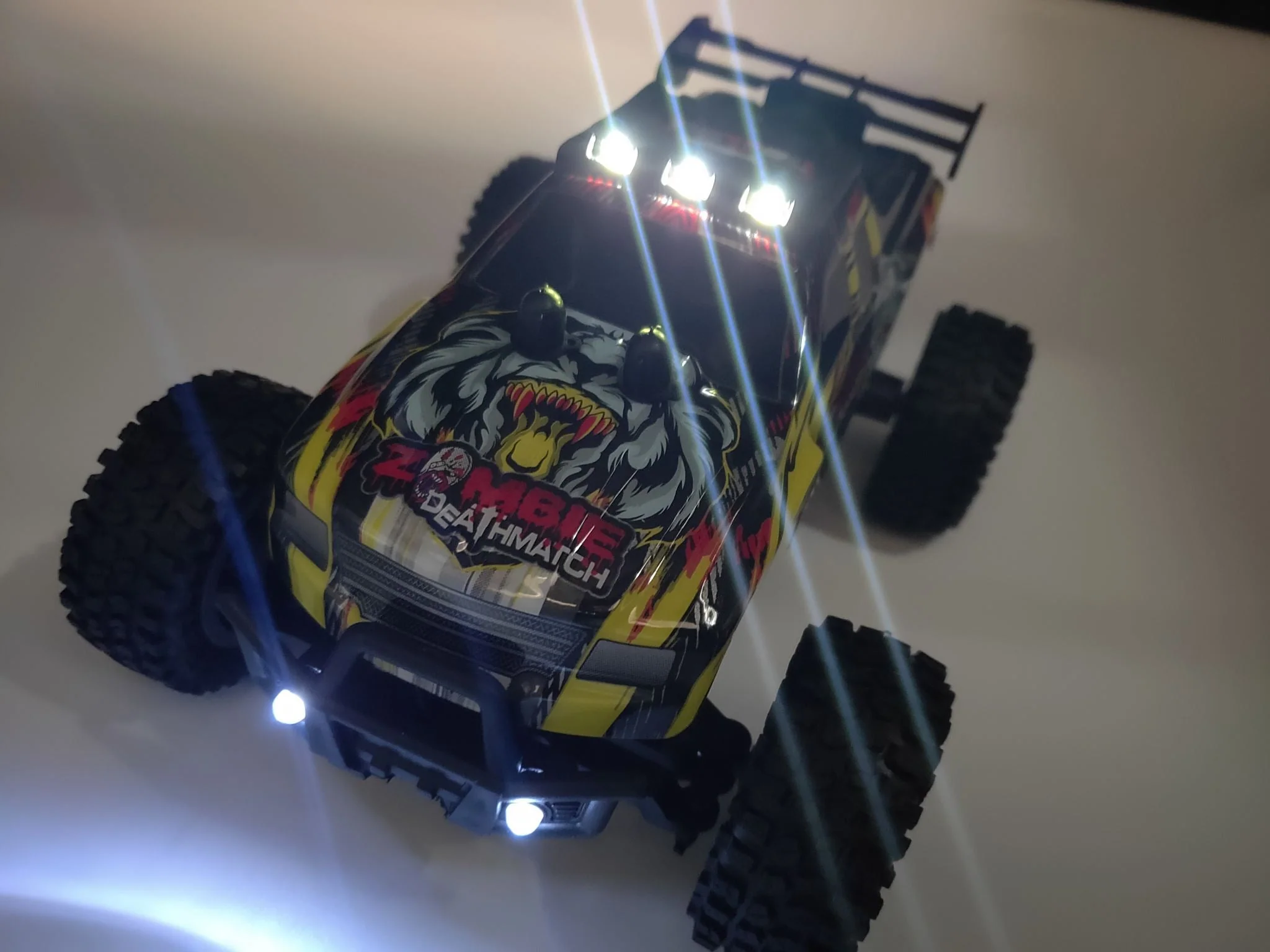 2.4GHz Rechargeable Remote Control Mountain Racing Car 15KM/H with Light - Image 3