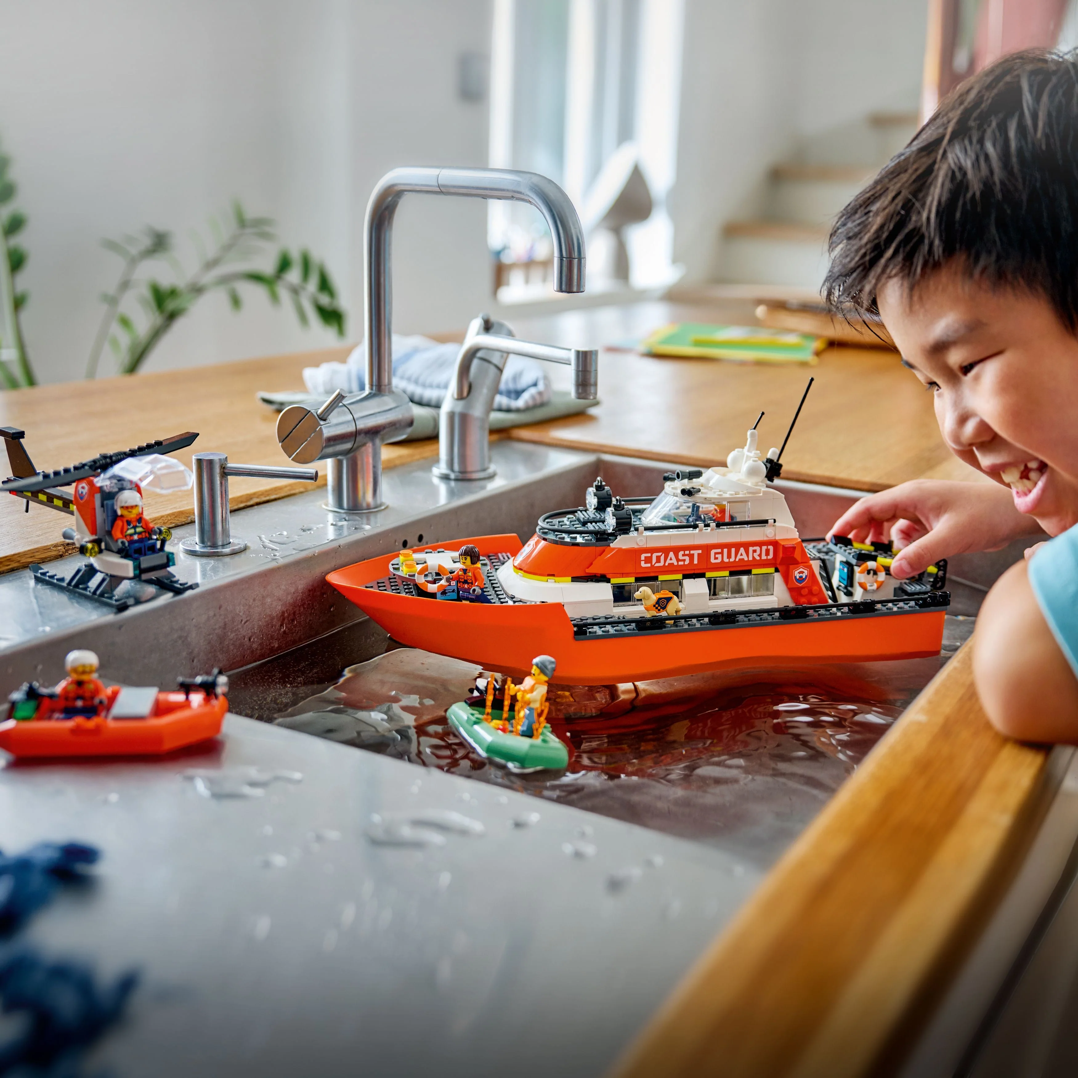 LEGO City: Coast Guard Rescue Boat & Helicopter (60504) - Image 4