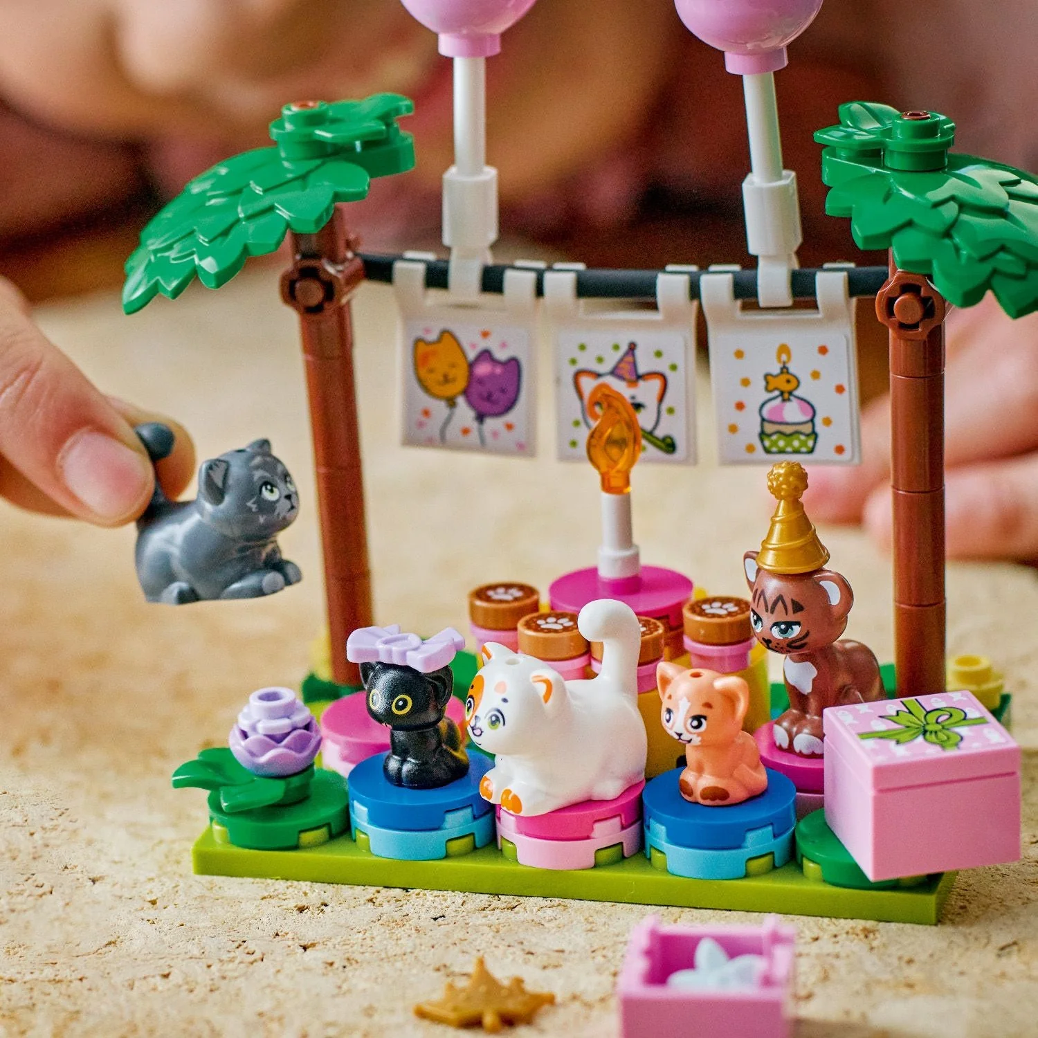 LEGO Friends: Cat Birthday Party & Tree House (42666) - Image 5