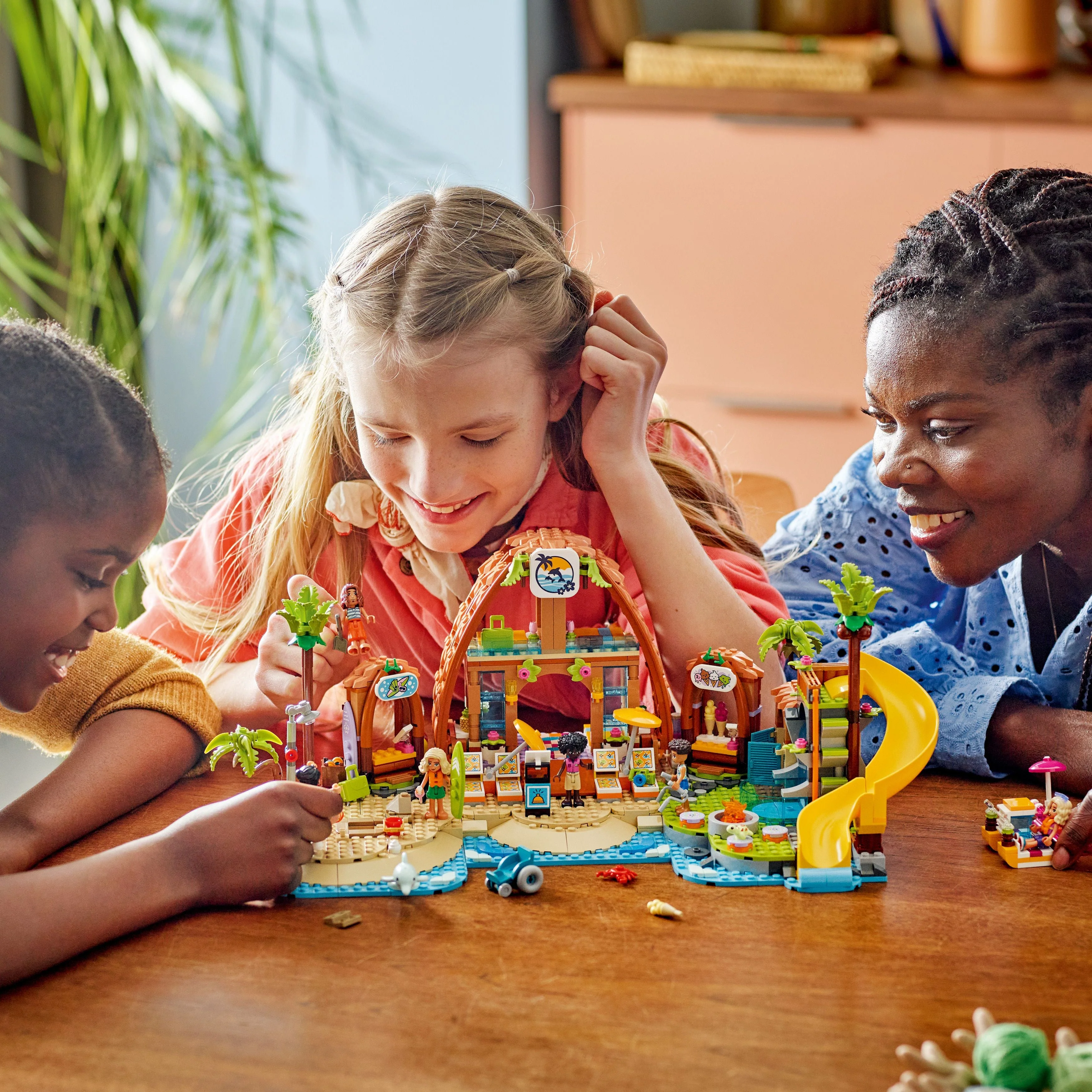 LEGO Friends: Family Holiday Beach Resort (42673) - Image 4