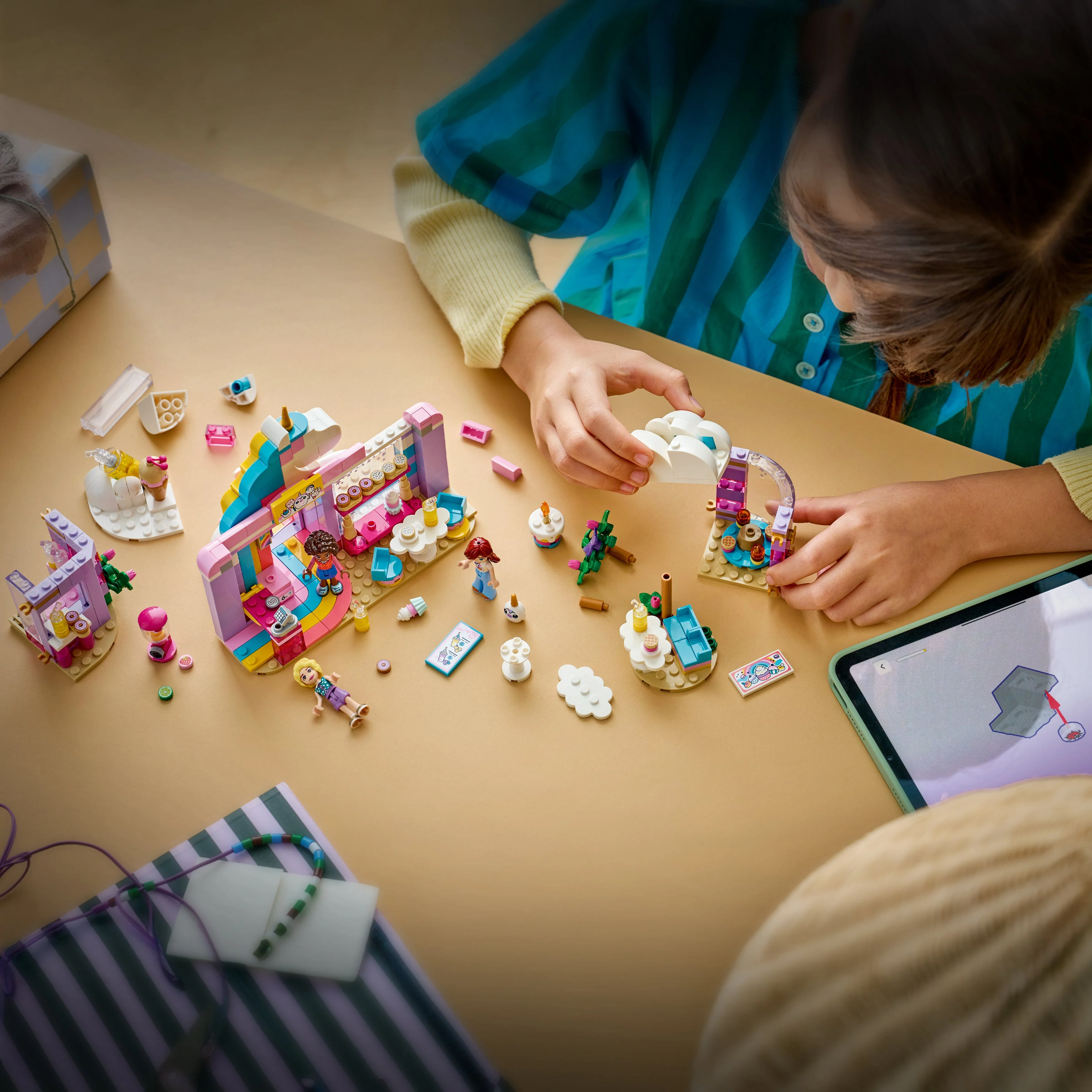 LEGO Friends: Unicorn Dream Cafe (42684) - Image 5