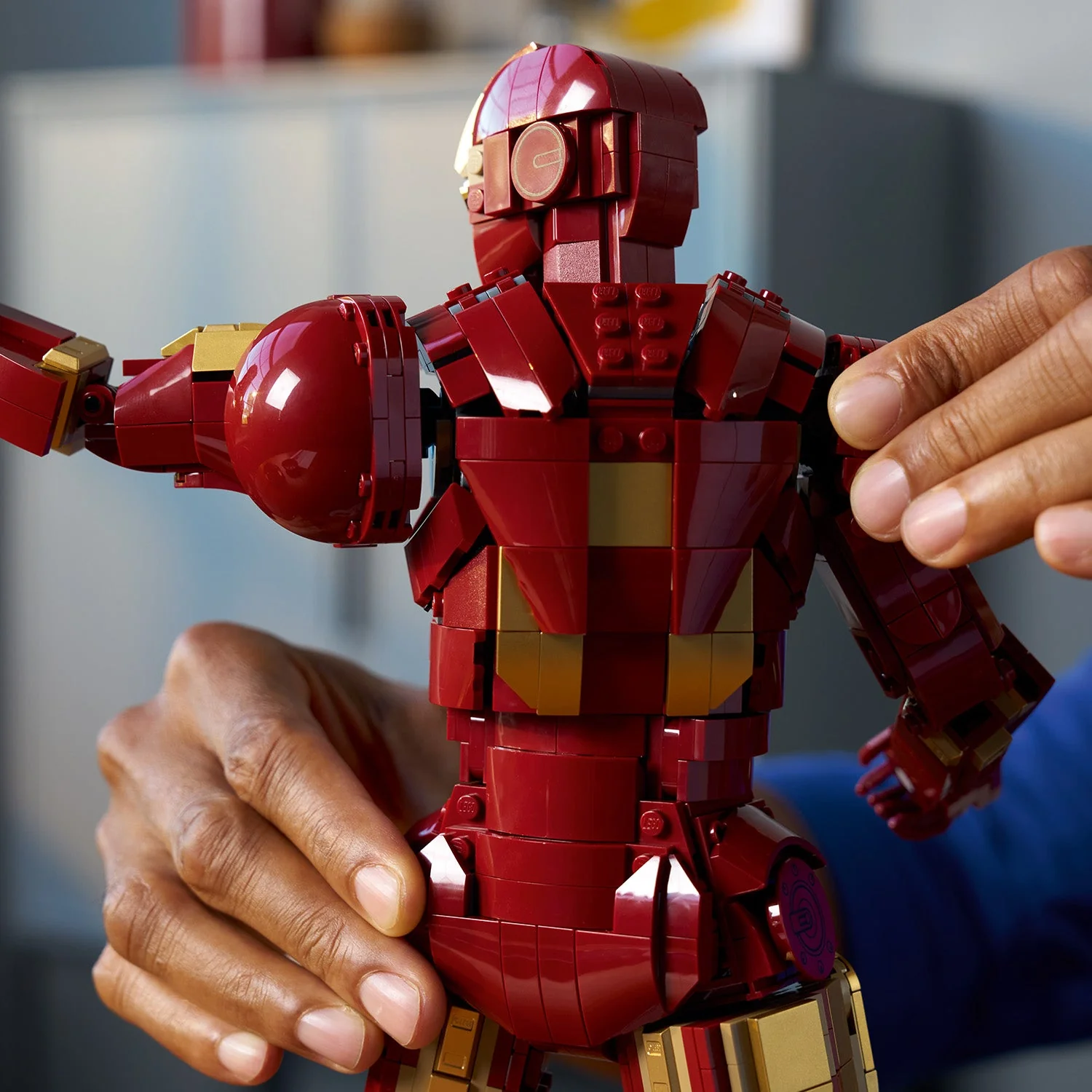 LEGO Marvel: Iron Man Mark 3 Collectors Edition (76344) - Image 7