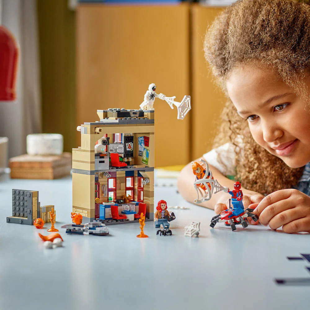 LEGO Marvel: Peter Parkers Apartment (76317) - Image 4