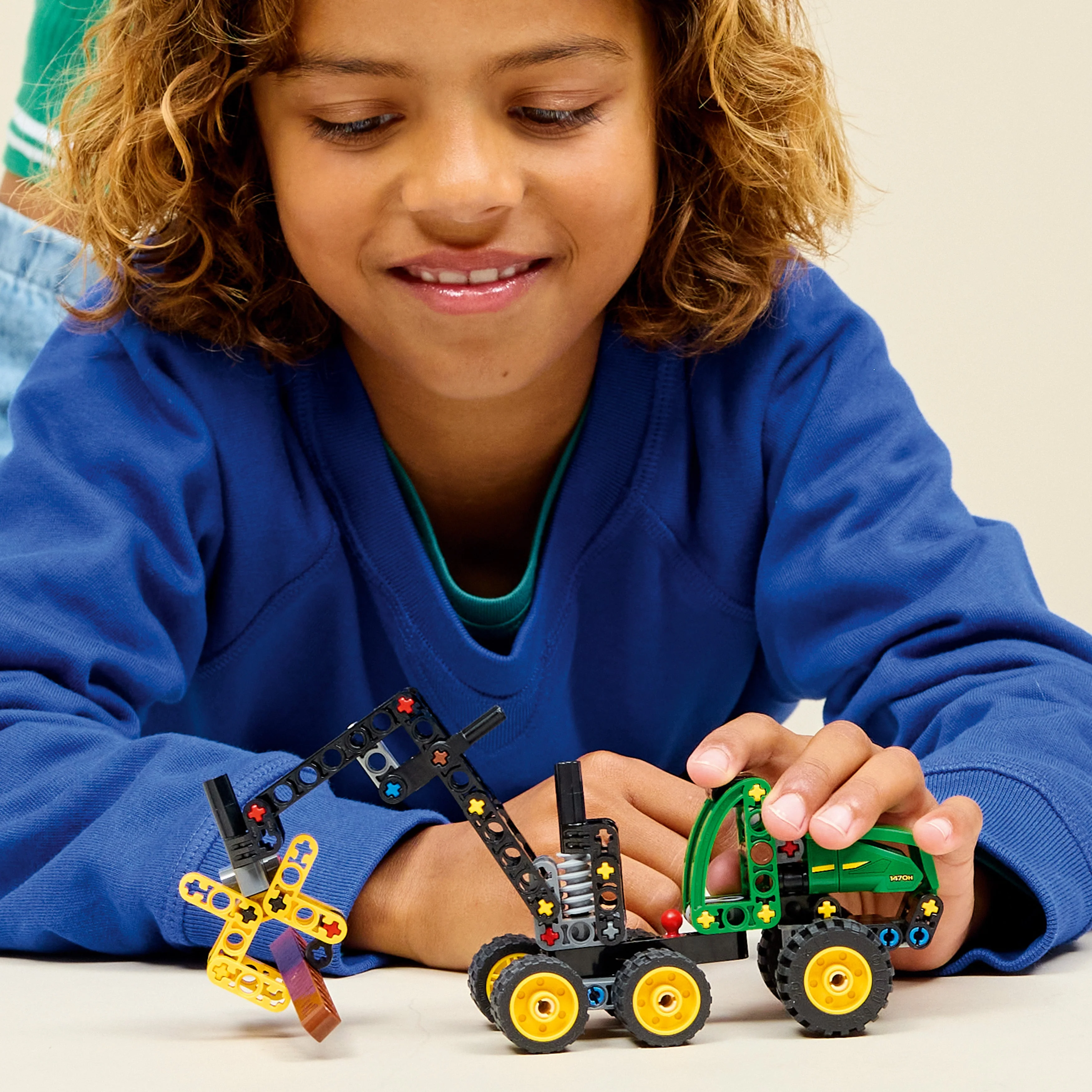 LEGO Technic: John Deere 1470H Wheeled Harvester (42218) - Image 5