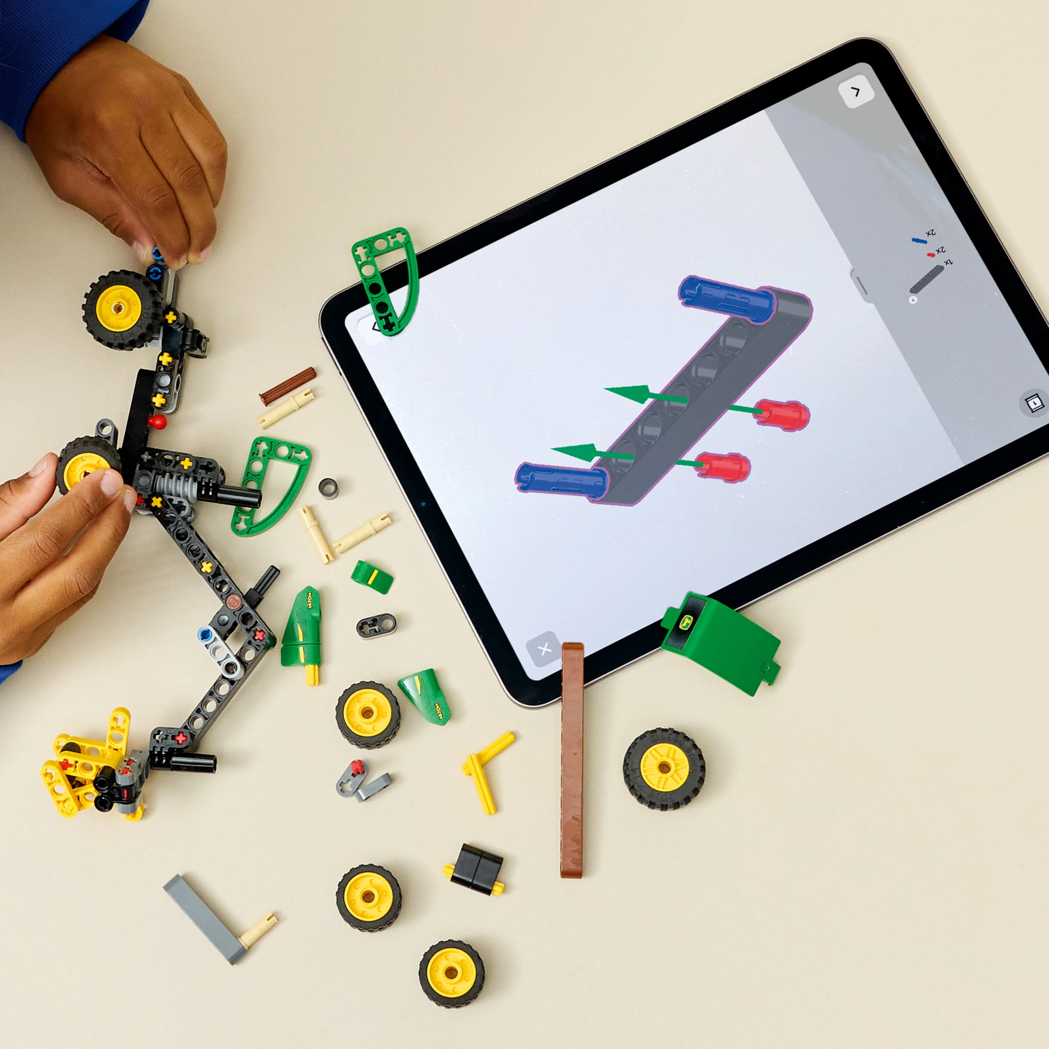 LEGO Technic: John Deere 1470H Wheeled Harvester (42218) - Image 7